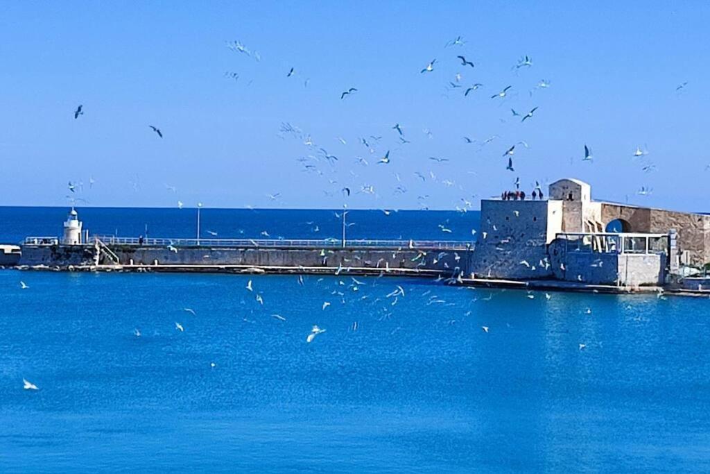 Emozioni Dal Porto Apartment Trani Bagian luar foto
